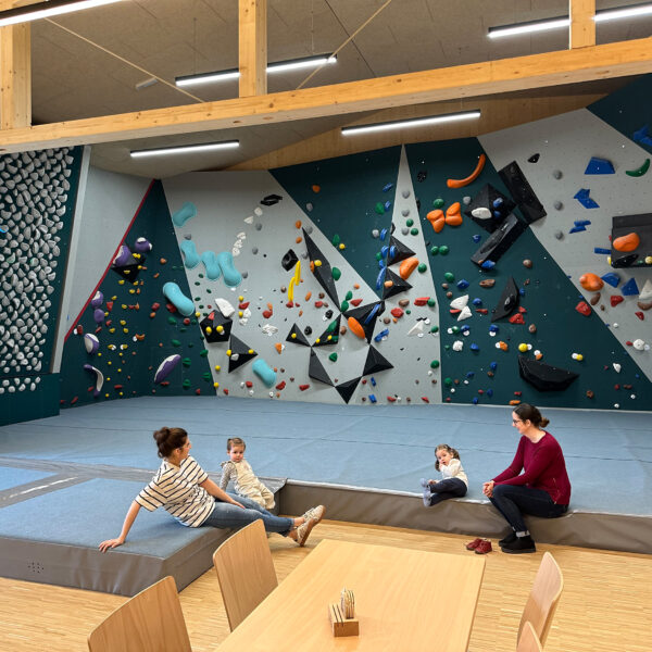 Mit dem Dorfzentrum St. Martin wurde ein innovativer Ortsmittelpunkt geschaffen, der Nahversorgung, soziale Treffpunkte und Freizeitangebote intelligent miteinander verbindet.