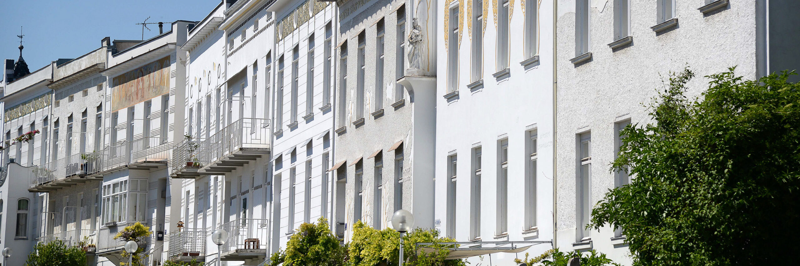 Jugendstil-Häuser entlang einer Straße in Brunn an der Wild