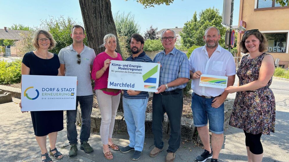 Andrea Haberkorn von der Dorf- & Stadterneuerung, Roman Novak von SV Prosenz & Novak, die Untersiebenbrunner Bürgermeisterin Dagmar Zier, Glinzendorfs Bürgermeister Andreas Iser-Quirgst, Haringsees Bürgermeister Roman Sigmund, der Lasseer Vizebürgermeister Peter Gahleitner sowie die Kleinregionsmanagerin der Region Marchfeld, Rafaela Obetzhauser.