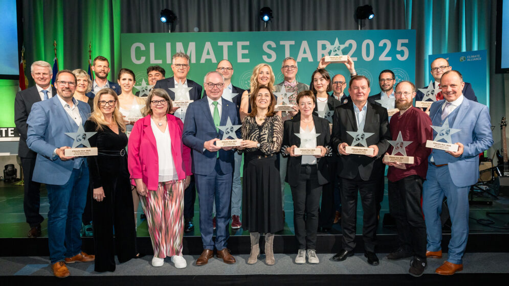 Die Preisträger mit LH-Stv. Stephan Pernkopf, Christa Kummer (Moderation), Petra Schön (GF Klimabündnis NÖ), Herbert Janschka (Bgm. Wiener Neudorf), Andreas Wolter (Vorstand Klima-Bündnis Europa)
