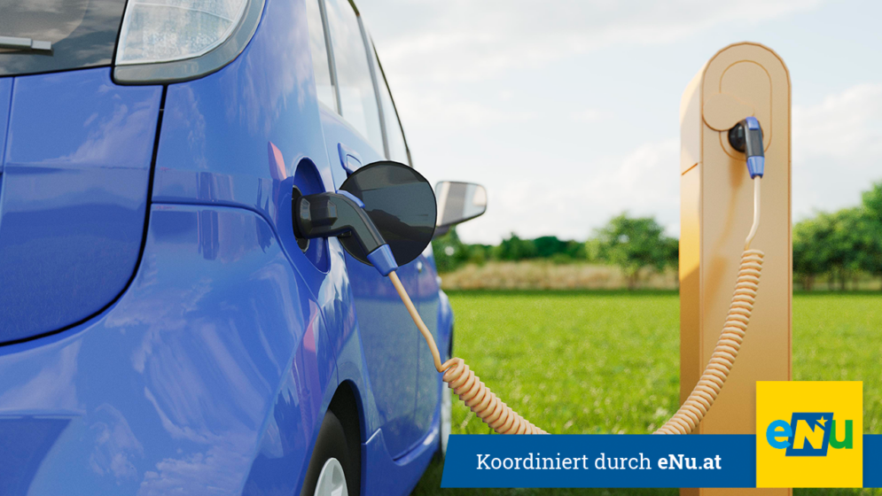 blaues E-Auto an gleber E-Ladestation angeschlossen