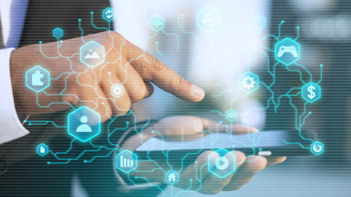 Nahaufnahme einer Hand, die ein Smartphone hält.