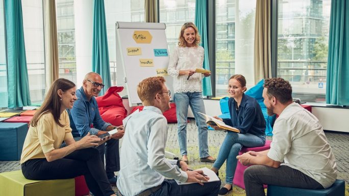 Junge Menschen diskutieren