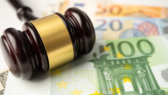 Euroscheine und ein Justiz-Hammer