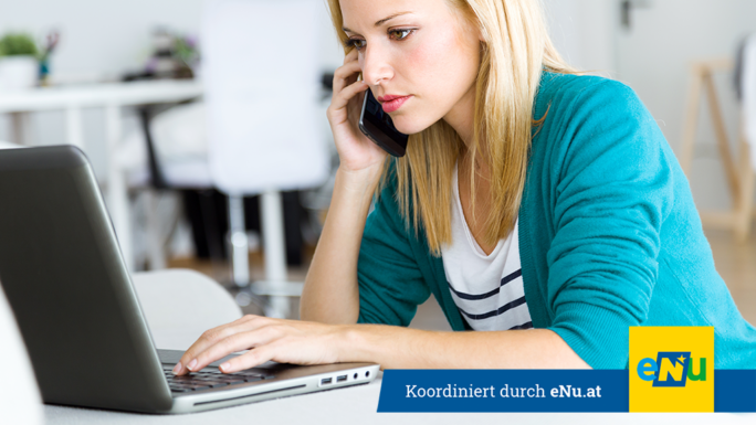 junge Frau arbeitet am Laptop