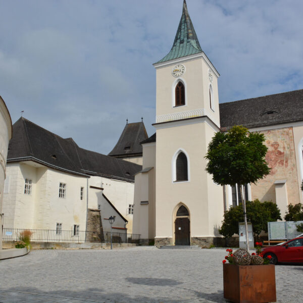 neugestalteter Platz vor dem Schloss Pöggstall