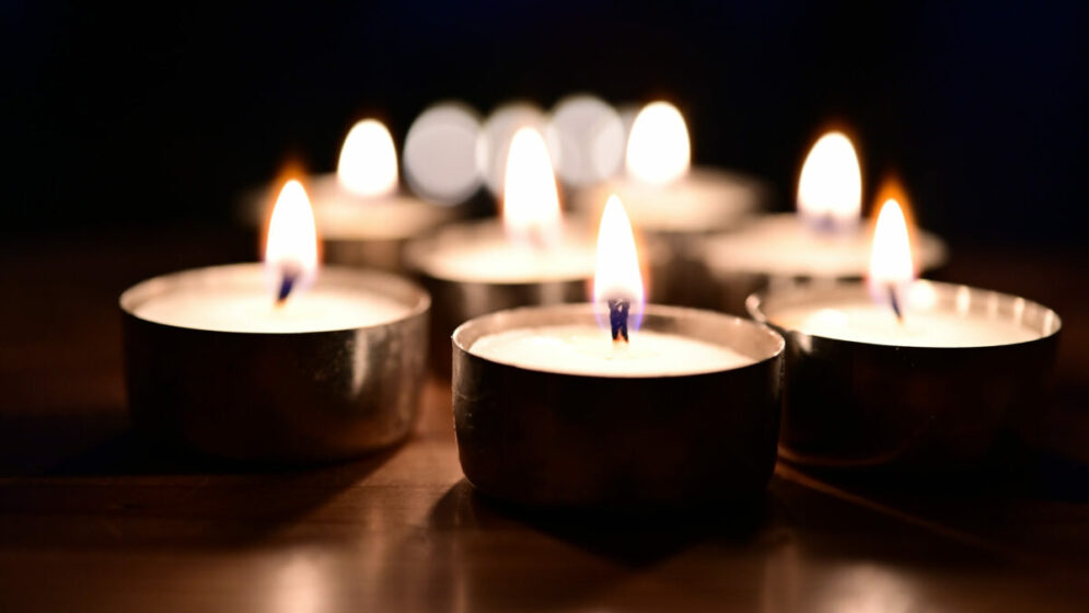 brennende Teelichter